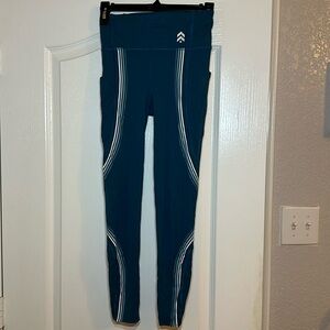 Lululemon align leggings 25” in EUC. Smoke free, pet free home size 4
